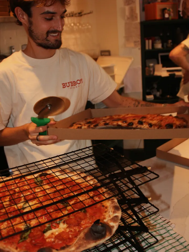 A Bubbo's pizzaiolo boxing up a pie